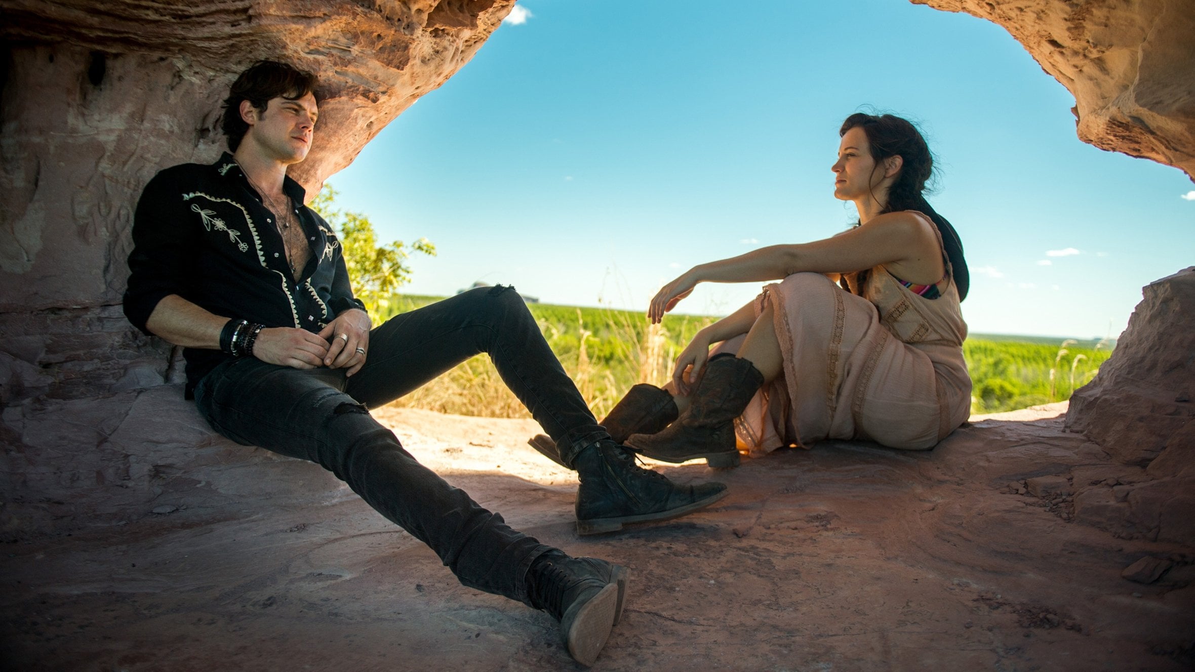 Cena de O Outro Lado do Paraíso